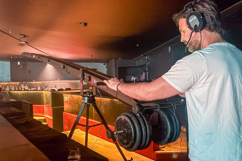 Operador de grúa Balearslive con intercom RTS durante la Gala FFIB Son Amar